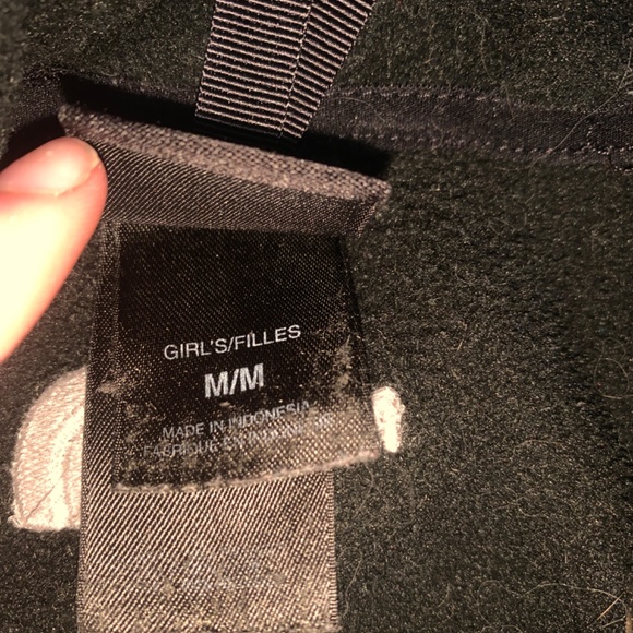 A girlsnorth face sweater/jacket - Picture 3 of 4